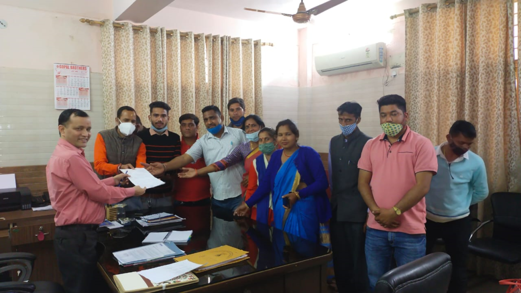Leader of the premier organization Raipur Block, under the leadership of Narendra Singh Melwal boycotted the meeting opposing the non-participation of village heads in the BDC meeting in the development block Raipur. Chairman of the principal organization Raipur Block Narendra Singh Melwal informed that all village heads are invited to the BDC meeting in the development block Raipur.