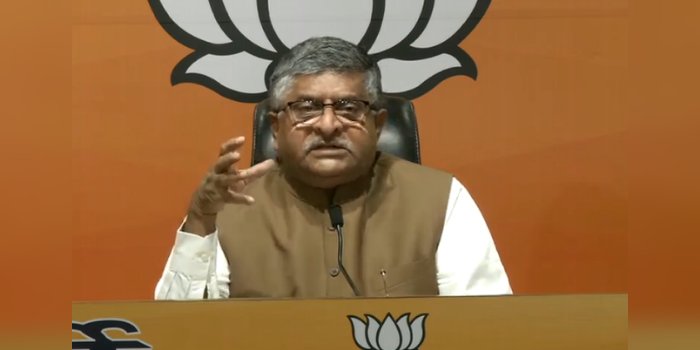बाटला हाउस केस: आरिज खान दोषी करार, बीजेपी ने ममता सरकार पर साधा निशाना In the 2008 Batla House encounter, Delhi court convicted Ariz Khan yesterday. The BJP today attacked Mamata Banerjee, the supremo of the Congress and the Trinamool Congress, over the matter. Union minister Ravi Shankar Prasad, who came for the press conference on behalf of the BJP, said that the Congress supports the terrorists.
