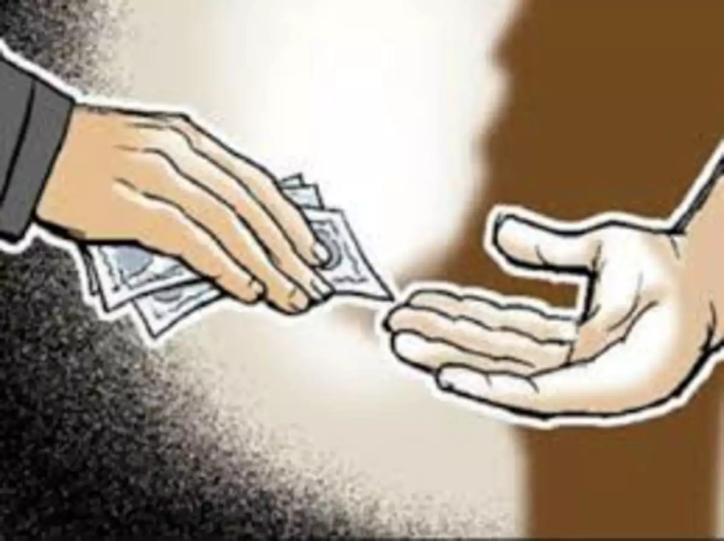 Regional Officer of Gwalior Municipal Corporation Manish Kanojia was caught red handed by the EOW team taking a bribe of ₹ 50000. Further action is being taken by EOW officials.