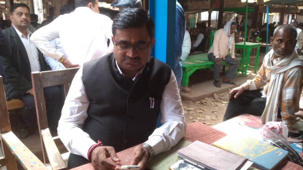 वरिष्ठ अधिवक्ता को मिली जान से मारने की धमकी, कप्तान ने दिया सुरक्षा Crime is at its peak these days in Varanasi, the prime minister's parliamentary constituency. The latest matter has come to light, senior advocate of Varanasi court and advocate of the Central Bar Association's general secretary, Shashikant Dubey, received an unknown letter in the morning at his checkpoint.