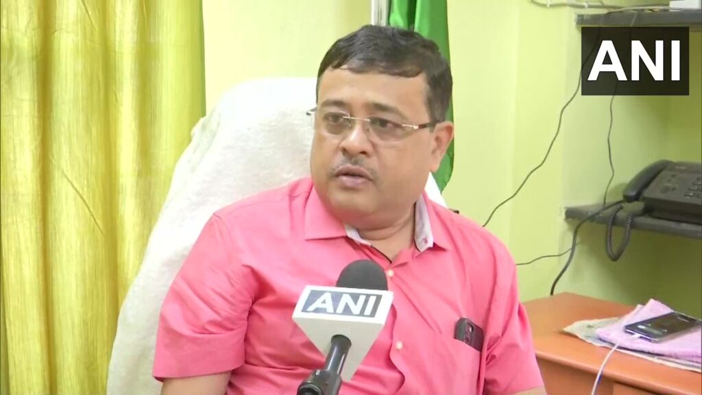 पश्चिम बंगाल: शुभेंदु अधिकारी के भाई सौमेंदु की कार पर हमला, ड्राइवर की आंख पर लगी चोट The first phase of voting for the West Bengal Assembly Elections 2021 is going on today. The BJP has emerged as the second largest party here.