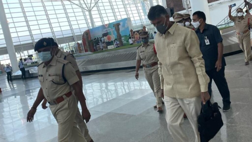 आंध्र प्रदेश के पूर्व मुख्यमंत्री व तेलुगू देशम पार्टी सुप्रीमो एन. चंद्रबाबू नायडू पुलिस हिरासत में, एयरपोर्ट पर हंगामा