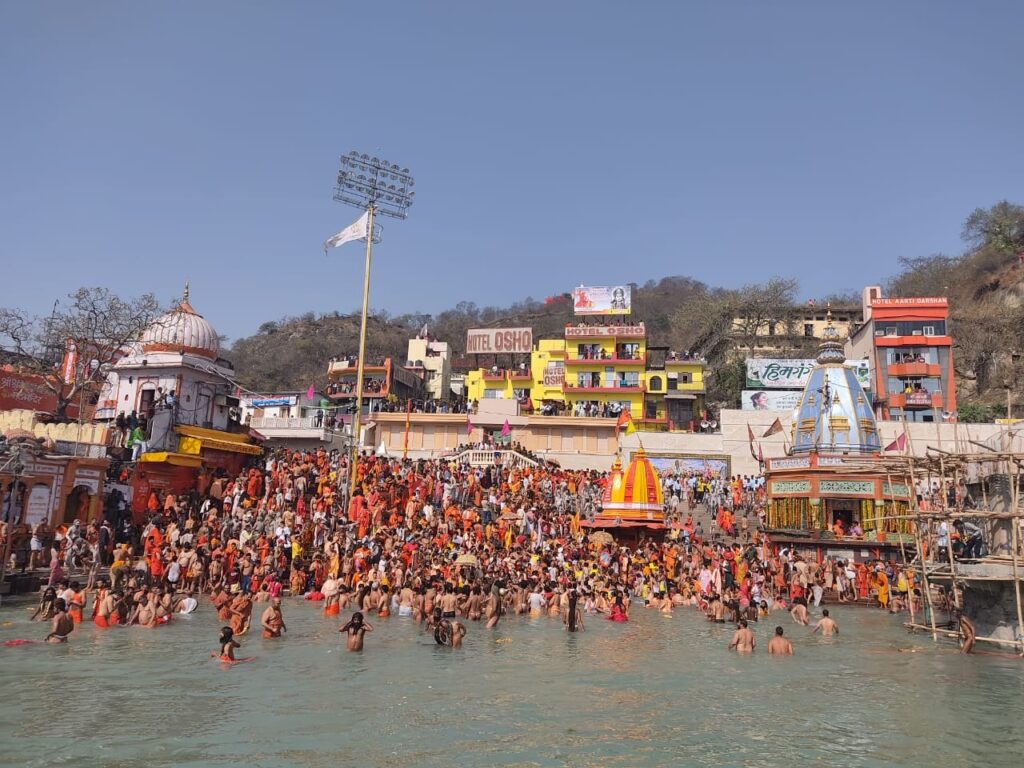 हरिद्वार में कुंभ का पहला शाही स्नान आज, शिव भक्तों की लगी लम्बी कतारें The festival of Mahashivaratri is being celebrated with pomp across the country today. Shiva devotees have been waiting for their turn in long queues in temples since early morning. Shivalaya is resonant with worship of Shiva and chanting of Shiva Stotra. The royal bath of Maha Kumbh is being held in Haridwar today under the Corona Guideline.