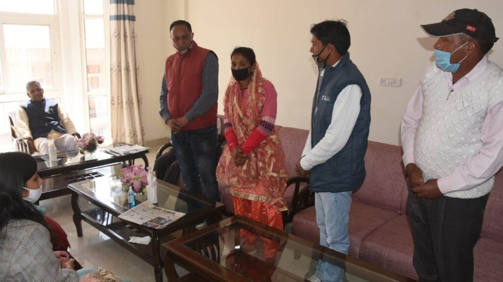 मुख्यमंत्री श्री त्रिवेन्द्र सिंह रावत से भराड़ीसैंण में मोटर मार्ग निर्माण को लेकर एक प्रतिनिधिमंडल ने की भेंट A delegation met Chief Minister Trivendra Singh Rawat regarding construction of motorway in Bharadisain. The Chief Minister assured the delegation that appropriate action would be taken on his demand. District Magistrate Chamoli Mrs. Swati S. Bhadoria was also present.