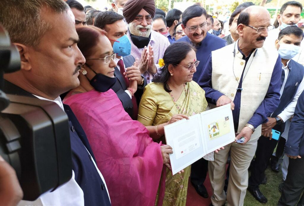 राजभवन में दो दिवसीय वसंतोत्सव का हुआ शुभारंभ The two-day Basantotsav at Raj Bhavan started on Saturday. There is free entry for the public for the grand floral exhibition. On Saturday, Governor Babirani Maurya inaugurated the flower show at Raj Bhavan.
