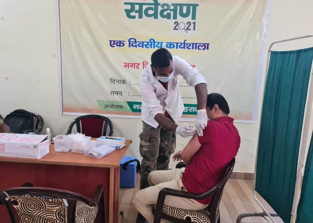 स्वास्थ्य विभाग ने कुम्भ मेले में कवरेज के लिए रजिस्ट्रेशन करवाने वाले पत्रकारों का किया कोविड वैक्सीनेशन