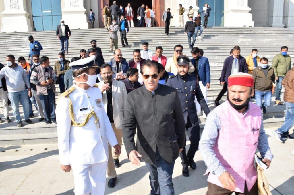 उत्तराखंड विधानसभा का 6 दिवसीय बजट सत्र आज बजट पास, छ दिवसीय विधानसभा सत्र के सदन की कार्यवाही 31 घंटे 29 मिनट तक चली Speaking on the occasion, Uttarakhand Vidhan Sabha Speaker Premchand Aggarwal said that the budget session convened at Bharadisain assembly building from March 1 was concluded peacefully even in unavoidable circumstances like the Corona epidemic. Most of the proceedings within the House were carried out in a cordial atmosphere through mockery.