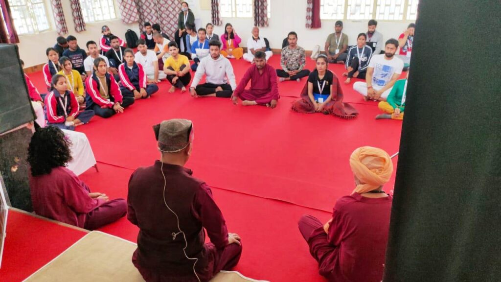 अंतरराष्ट्रीय योग सप्ताह के दूसरे दिन प्रशिक्षुओं ने सीखी योग व आसन की क्रियाएं During the 29th International Yoga Week in Rishikesh organized jointly by Uttarakhand Tourism Development Council and Garhwal Mandal Vikas Nigam, the morning started at Asha and Yoga at the Ganga Resort Rishikesh of Garhwal Mandal Vikas Nigam on the second day.