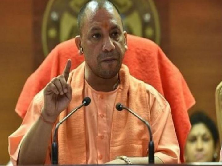 सीएम योगी का कॉल इग्नोर करना पड़ा भारी, 25 जिलाधिकारियों और 4 कमिश्नर से मांगा जवाब Ignoring the call of CM Yogi has been overshadowed by the administrative authorities. The Uttar Pradesh government has sent notices to several IAS officers and commissioners who did not pick up government phones despite all instructions from Chief Minister Yogi Adityanath.