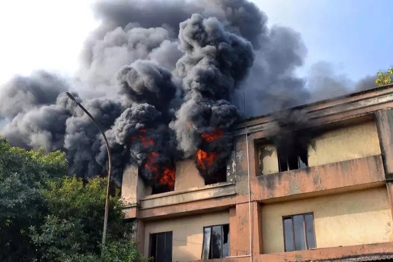 महाराष्ट्र के ठाणे में प्लास्टिक फैक्ट्री में लगी आग,मौके पर आज बुझाने की कोशिश में लगी 12 दमकल गाड़ियां A plastic factory caught fire at Asangaon in Thane, Maharashtra, causing panic. 12 fire engines reached the spot as soon as the fire