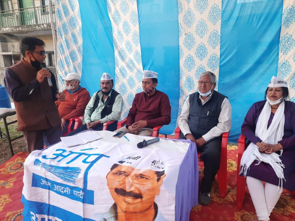 मसूरी में भाजपा कांग्रेस छोड़ आप में शामिल हुए दर्जनों युवा In the old Rajpur area of Mussoorie Assembly constituency, dozens of youth and women joined the Aam Aadmi Party under the leadership of Aam Aadmi Party leader Naveen Pirshali during an event.