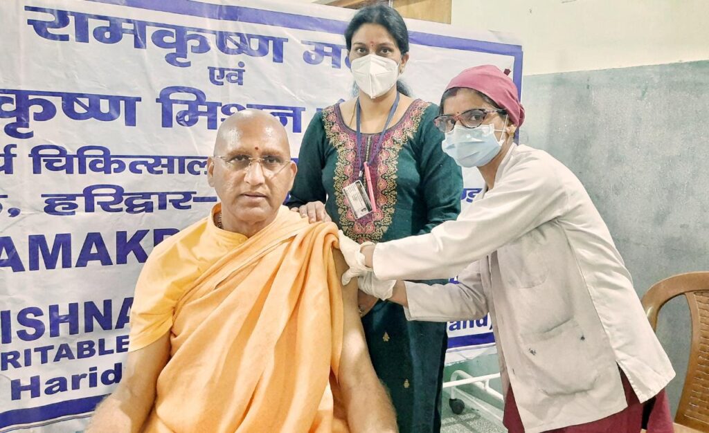जूनापीठाधीश्वर आचार्य महामंडलेश्वर स्वामी अवधेशानंद गिरि जी महाराज ने लगवाया कोविड का टीका Junapithadhishwar Acharya Mahamandaleshwar Swami Awadheshanand Giri Ji Maharaj administered the first vaccine of COVID - VACCINE