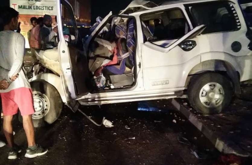 दर्दनाक हादसा: आगरा में ट्रक के अंदर जा घुसी स्कॉर्पियो, 9 लोगों की मौत, 4 गंभीर रूप से घायल Tragic accident: Scorpio enters inside truck in Agra, 9 people killed, 4 seriously injured