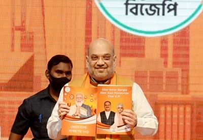 बंगाल विधानसभा चुनाव: बीजेपी के घोषणा पत्र की खास बातें Home Minister Amit Shah on Sunday released the manifesto detailing the BJP's vision of West Bengal. The roadmap for making