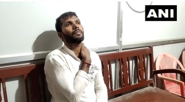 पूर्व क्रिकेटर और बीजेपी प्रत्याशी अशोक डिंडा पर हमला, कार बुरी तरह से क्षतिग्रस्त BJP candidate Ashok Dinda's convoy has been attacked in West Bengal assembly elections. Ashok Dinda's car is badly damaged in the attack