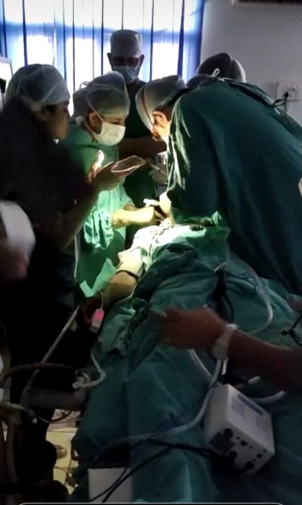 एम्स जैसी सुविधाओं वाले बीएचयू हाल बेहाल, दांत विभाग में मोबाइल के टॉर्च से हुआ ऑपरेशन The life of patients is at stake in IMS BHU in Varanasi district. Here the operation is done in mobile light. A proof of this was found in