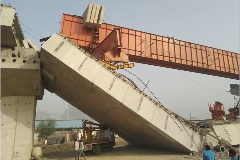 दर्दनाक हादसा: गुरुग्राम-द्वारका एक्सप्रेसवे पर निर्माणाधीन फ्लाईओवर का हिस्सा गिरा, राहत और बचाव कार्य जारी A part of the under-construction flyover suddenly fell on Sunday (March 28) at Gurugram in Haryana, adjacent to the country's capital Delhi.