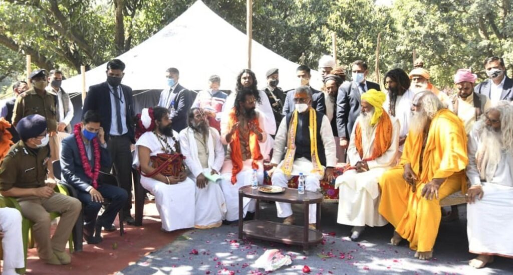 Chief Minister Shri Trivendra Singh Rawat on Wednesday took blessings from the saints and saints involved in Panchayati Akhara Shri
