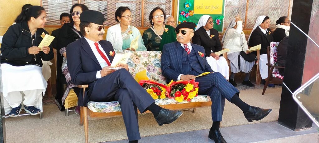 मसूरी के ऐतिहासिक हैम्पटन कोर्ट स्कूल का शताब्दी दिवस समारोह, उत्तराखण्ड सेवा अधिकार आयुक्त और पूर्व डीजीएमओ ने की शिरकत The centenary day celebrations of the historic Hampton Court School in Mussoorie were celebrated with pomp. The program was launched