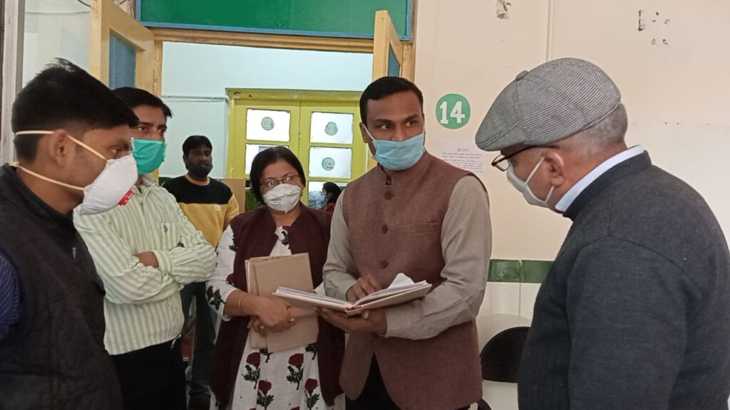 जिलाधिकारी डॉ. विजय कुमार जोगदण्डे ने आज जिला अस्पताल पौड़ी में किया औचक निरीक्षण District Magistrate Dr. Vijay Kumar Jogande conducted a surprise inspection of District Hospital Pauri today. He inspected the different