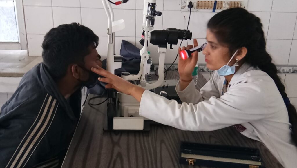 मसूरी में निशुल्क नेत्र जांच शिविर का आयोजन, सैकडों लोगो ने उठाया लाभ Ramrati Eye Hospital in Mussoorie has organized a free eye check-up camp in the auditorium of the gurdwara in Mussoorie in collaboration