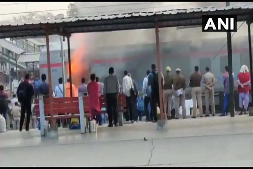 लखनऊ शताब्दी की जेनरेटर कार में लगी आग, बम की सूचना से भी मचा हड़कंप A fire broke out in the generator of the Lucknow Shatabdi train running on the New Delhi-Lucknow route this morning, stirring up passengers.