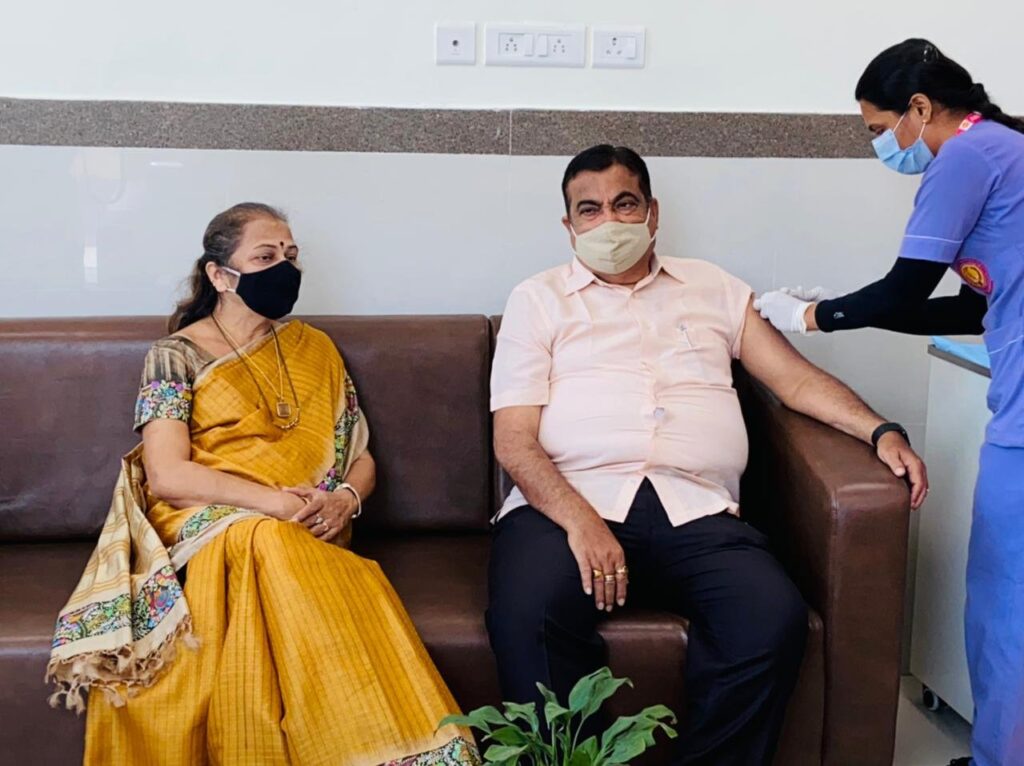 नितिन गडकरी ने पत्नी संग लगवाया कोरोना वैक्सीन, केंद्रीय मंत्री सदानंद गौड़ा ने भी ली कोविड की पहली डोज In the second phase of Corona vaccination today, Union Minister Nitin Gadkari arrived to get the vaccine with his wife Kanchan Gadkari.