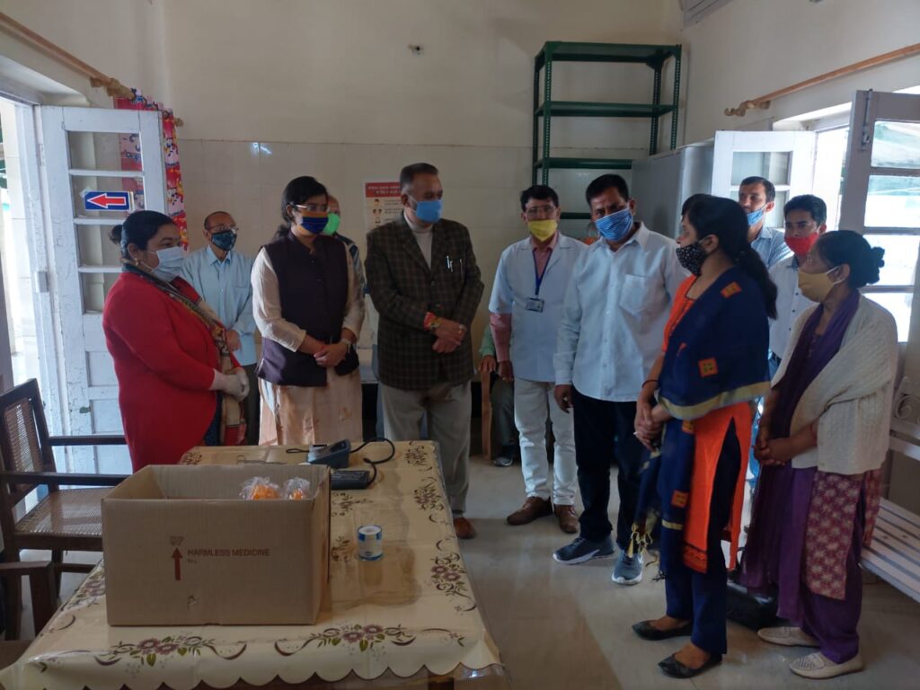 कैबिनेट मंत्री गणेश जोशी ने छावनी अस्पताल में कोविड टीकाकरण का किया शुभारम्भ On Wednesday, the Minister of Military Welfare, Industrial Development, MSME and Khadi Village Industries, Ganesh Joshi