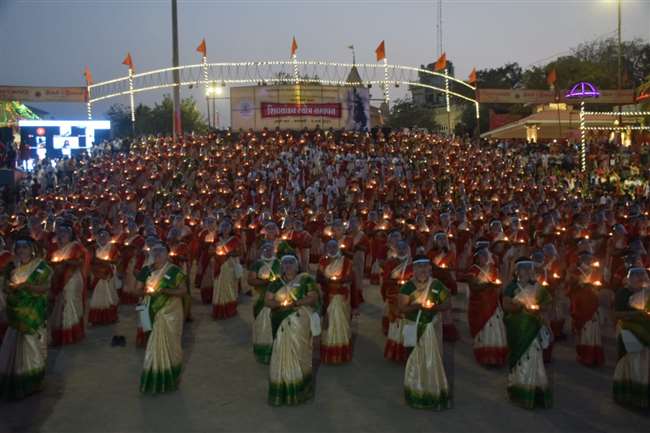 वाराणसी के काशी में अस्सी घाट पर 1000 महिलाओं ने पढ़ा शिव तांडव स्तोत्र A unique event was organized at Assi Ghat in Kashi on International Women's Day which was attended by 1000 women from across the country. 1000 women simultaneously performed the Shiva Tandava Stotra in a rhythmic manner at this ghat. Let us know that the Foundation for Holistic Development in Academic Field, Mumbai, organized the event on Assi Ghat in Varanasi on the occasion of International Women's Day.