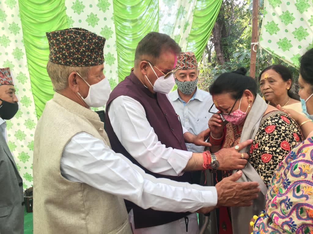मंत्री गणेश जोशी ने पारंम्परिक कुमाऊंनी होलियां गाकर परिवारजनों और कार्यकर्ताओं के साथ खेली होली Ganesh Joshi, Minister of Military Welfare, Industrial Development, MSME and Khadi Village Industries.