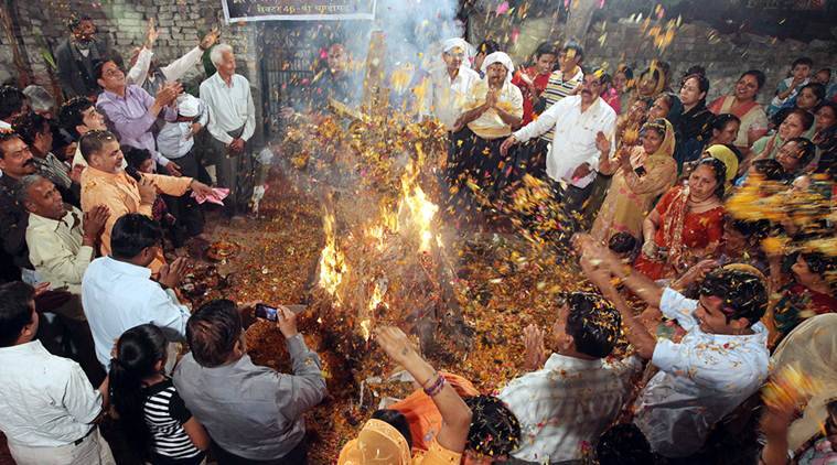 होलिका दहन 2021: कुछ ऐसे मनाए होलिका दहन, अशुभ बातों का भी रखें ख्याल Holika Dahan is celebrated on its first day and Holi with colored colors is celebrated on the second day.
