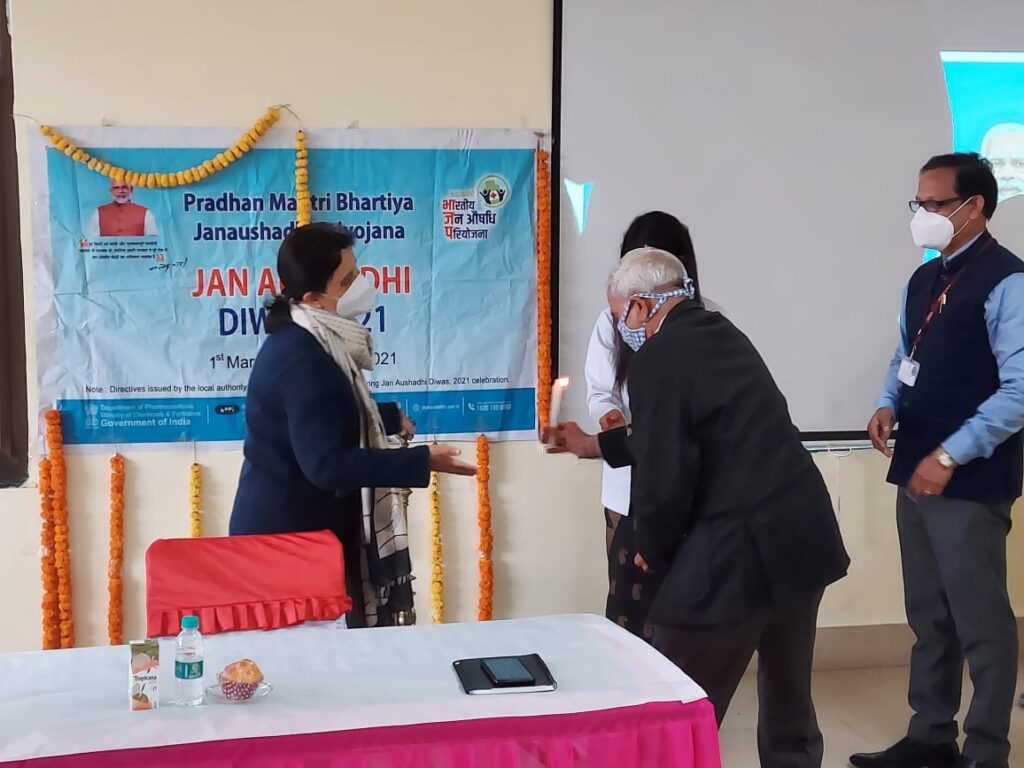 मसूरी में जन औषधि दिवस के मौके पर प्रधानमंत्री नरेंद्र मोदी ने लोगों से की अपील, बोले- ज्यादा से ज्यादा दवाइयां प्रधानमंत्री जनऔषधि केन्द्र से खरीदें Jan Aushadhi Day was celebrated with great pomp in Mussoorie. A special program was organized at the Jan Aushadhi Kendra, established