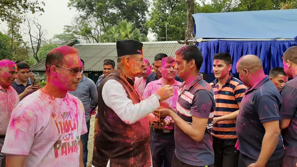 काबीना मंत्री गणेश जोशी ने 12 गढ़वाल राइफल्स के जवानों के साथ मनाई होली Ganesh Joshi, Minister of Military Welfare, Industrial Development, MSME and Khadi Village Industries of the state celebrated Holi with