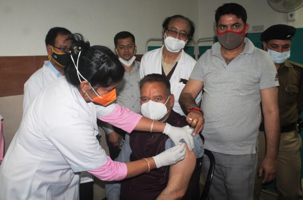 दून अस्पताल के ओपीडी ब्लॉक में सैनिक कल्याण मंत्री गणेश जोशी ने लगावाया कोविड-19 वैक्सीन Today, the first dose of Kovid-19 vaccine was taken by Cabinet Minister Ganesh Joshi in the newly constructed OPD block of Doon Hospital.