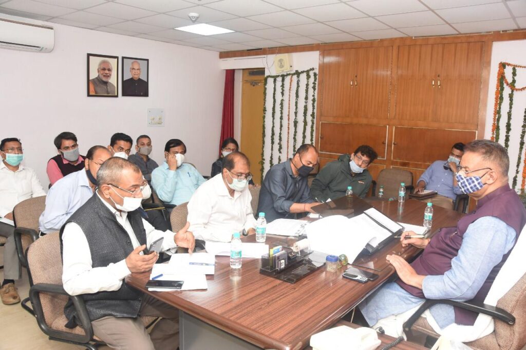 सैनिक कल्याण एवं खादी ग्राम उद्योग मंत्री गणेश जोशी ने पेयजल योजनाओं के विभागीय अधिकारियों के साथ की समीक्षा बैठक Ganesh Joshi, Minister for Military Welfare, Industrial Development, Khadi Village Industries and Department of Small, Micro