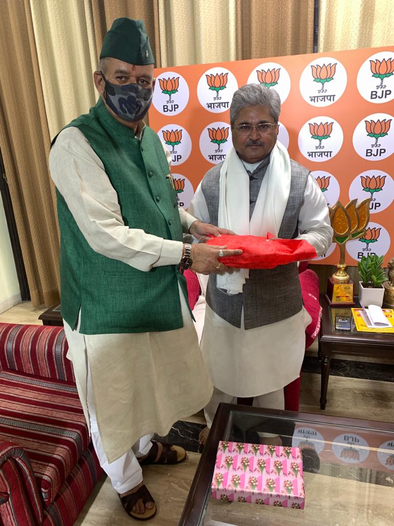 भाजपा प्रदेश प्रभारी दुष्यंत गौतम से मिले काबीना मंत्री गणेश जोशी
