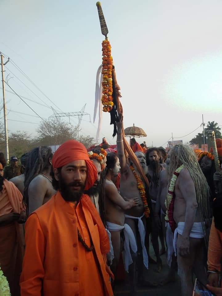जूना और निरंजनी अखाड़े की पेशवाई का हुआ भव्य स्वागत Panchayati arena Shri Niranjani's grand initiative was taken out at Ridwar Mahakumbh on Wednesday. During this time, Peshwai was