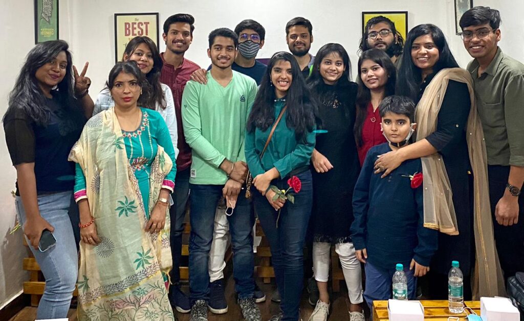 कविता और कहानी पाठन के लिए एक ओपन माइक वाराणसी में कवित्व मीडिया द्वारा कल आयोजित किया गया * A beautiful open mic program for poetry and story reading was organized by Team Kavita Media in Varanasi yesterday.The event