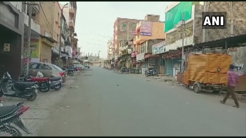 महाराष्ट्र के औरंगाबाद में लॉकडाउन, जरूरी चीजों के लिए खुली रहेंगी दुकानें In view of the increasing corona cases in Maharashtra, a full lockdown has been imposed in Aurangabad district of the state.