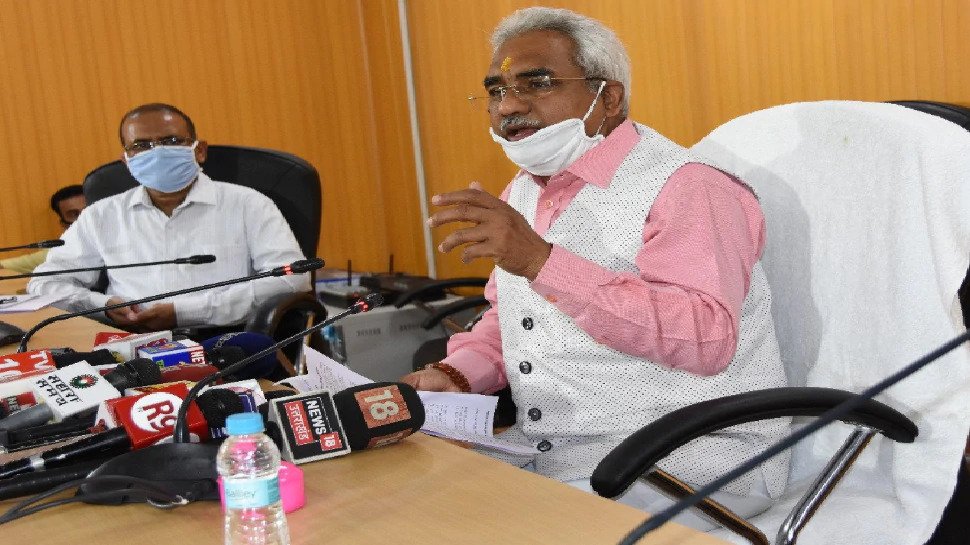 कैबिनेट मंत्री श्री मदन कौशिक ने प्रदेश में आने वाली आपदाओं के सम्बन्ध में राज्य सरकार की तैयारियों से कराया अवगत Cabinet Minister Shri Madan Kaushik informed that in relation to the above subject, the Disaster Management Department, in collaboration