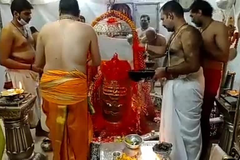 मध्य-प्रदेश: भस्म आरती में महाकाल ने खेली होली, जमकर उड़े अबीर-गुलाल In the court of Baba Mahakal, the festival of Holi was celebrated with great pomp and show. Pandey-priests played Holi with Mahakal here