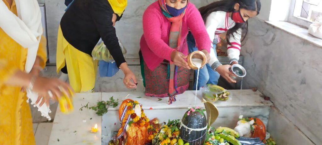मसूरी में शिवरात्रि का पर्व की धूम, श्रद्धालुओं ने मंदिर में जाकर किया शिवलिंग पर जलाभिषेक The festival of Mahashivaratri was celebrated with great pomp in Mussoorie. Devotees went to temples and performed Jalabhishek fast on Shivling and prayed and prayed for the family's happiness and prosperity. A huge event was organized on the festival of Mahashivaratri at the Shiva temple located on Mussoorie Dehradun road where a crowd of Shiva devotees was seen.