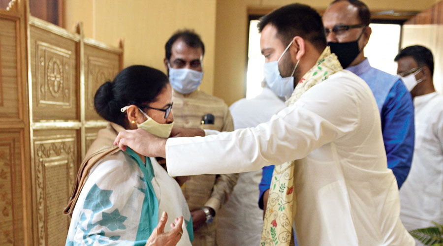 पश्चिम बंगाल की सियासत में राजद के लाल का प्रवेश, ममताजी को जिताने में पूरी ताकत लगाएंगे तेजस्वी The political picture of the Assembly elections in West Bengal is changing every day.There is news that Rashtriya Janata Dal