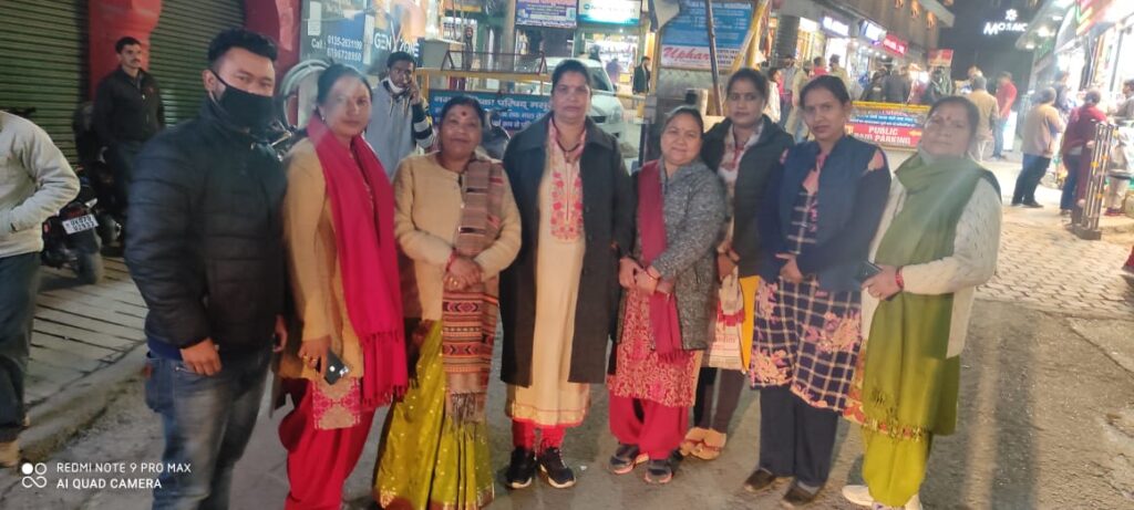 मसूरी विधायक गणेश जोशी के कैबिनेट मंत्री बनने पर जश्न, लोगों ने बांटी मिठाई There is a wave of happiness in Mussoorie after Mussoorie MLA Ganesh Joshi became cabinet minister in Uttarakhand. Workers of Mahila Morcha, Yuva Morcha and BJP in Mussoorie gathered at the Picture Palace check in Mussoorie late in the evening and cheered each other by feeding them sweets.