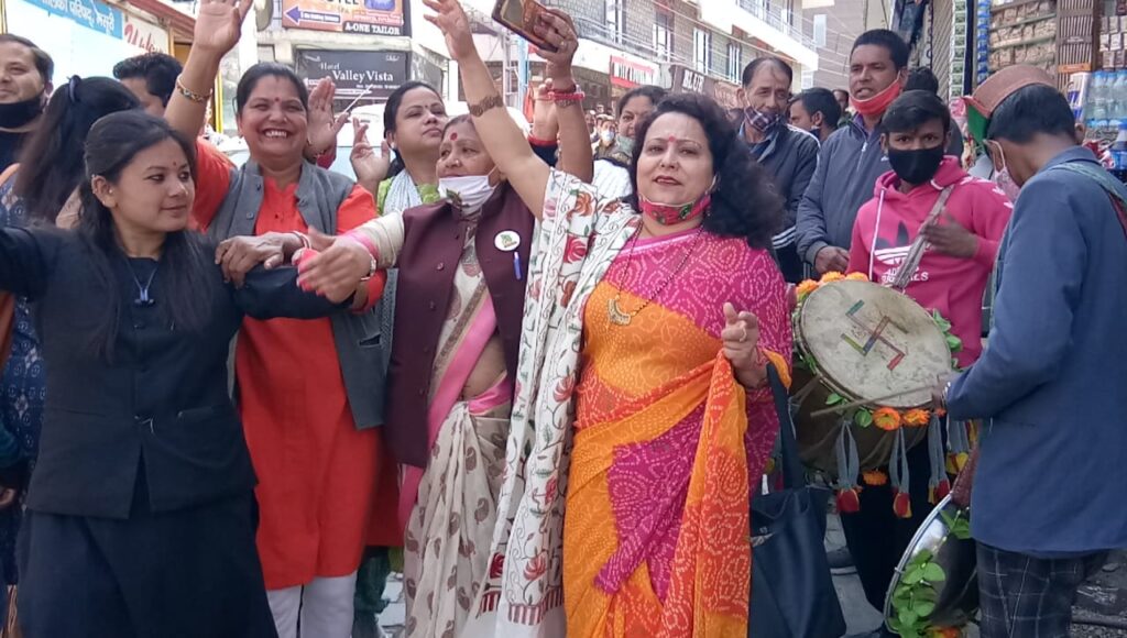 मसूरी में गणेश जोशी को कैबिनेट मंत्री बनाये जाने का जश्न में डूबे मसूरी वासी और भाजपा कार्यकर्ता The Mussoorie BJP activists celebrated with joy at the appointment of Mussoorie MLA Ganesh Joshi as Uttarakhand Cabinet Minister under