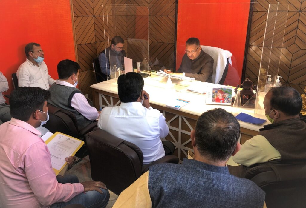 कैबिनेट मंत्री गणेश जोशी ने ली एमडीडीए के विकास कार्यो की समीक्षा