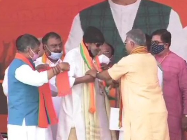 कोलकाता के ब्रिगेड परेड ग्राउंड में मिथुन चक्रवर्ती ने ली बीजेपी की सदस्यता Actor Mithun Chakraborty has joined BJP before Prime Minister Narendra Modi's rally at the Brigade Parade Ground in Kolkata today