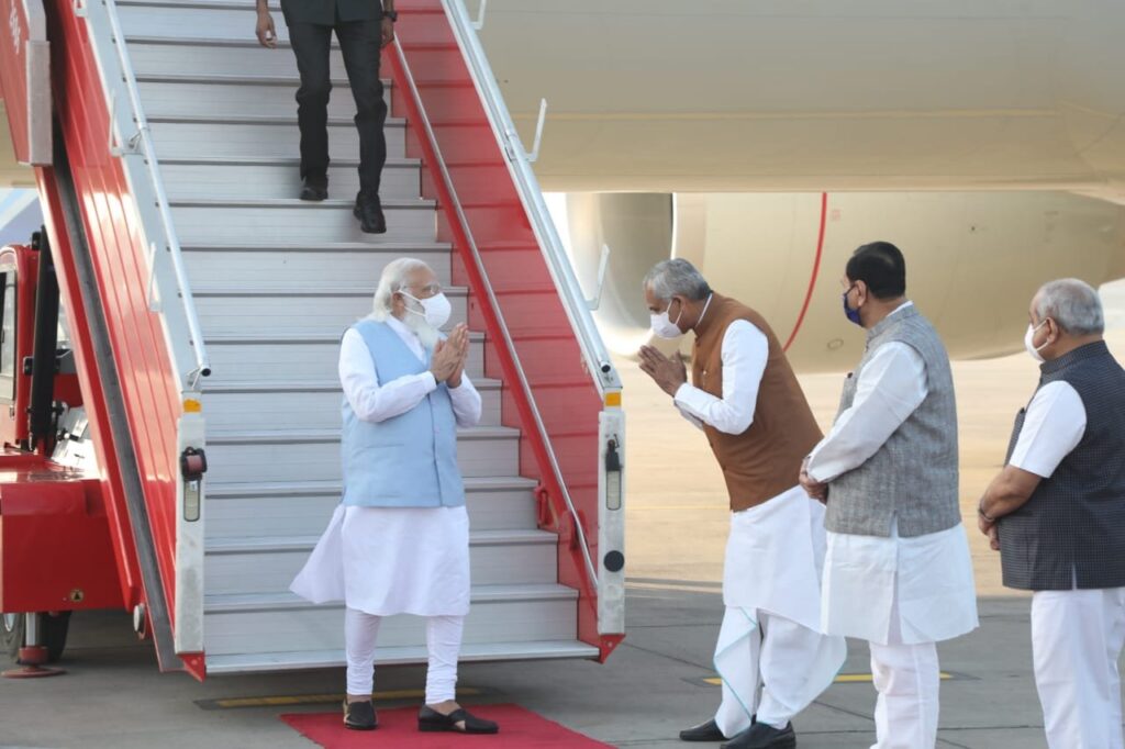 अहमदाबाद पहुंचे पीएम मोदी, केवड़िया में सैन्य कमांडरों के सम्मेलन को करेंगे संबोधित Prime Minister Narendra Modi arrived in Ahmedabad, the capital of Gujarat, on Saturday morning. They left for Kevadia from here