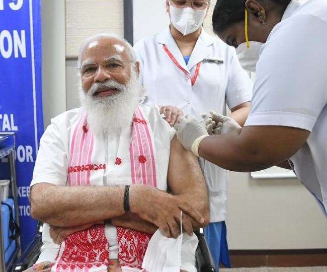 पीएम नरेंद्र मोदी ने ली बायोटेक कोवैक्सीन की पहली डोज, लोगों से की भी अपील The country's Prime Minister Narendra Modi has taken the first dose of Kovid-19 vaccine at AIIMS in Delhi. He has taken the first
