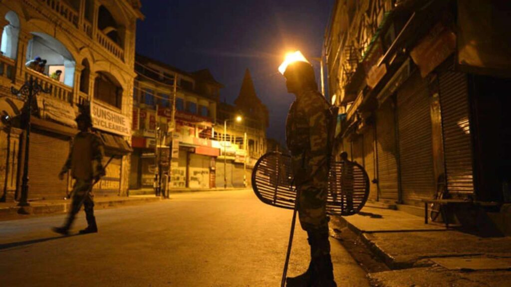 महाराष्ट्र, गुजरात के बाद अब मध्य प्रदेश के इन शहरों में लगेगा नाइट कर्फ्यू, कोरोना के बढ़ते मामलों को देख सरकार ने लिया फैसला After which the Government of Gujarat has decided to impose a night curfew in the four metros - Ahmedabad, Vadodara, Surat and